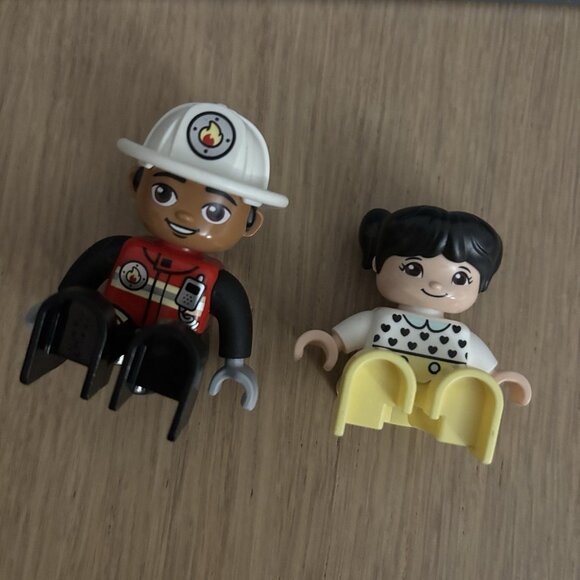 LEGO DUPLO Toy Figures Fireman + Little Girl (2) - Picture 5 of 5